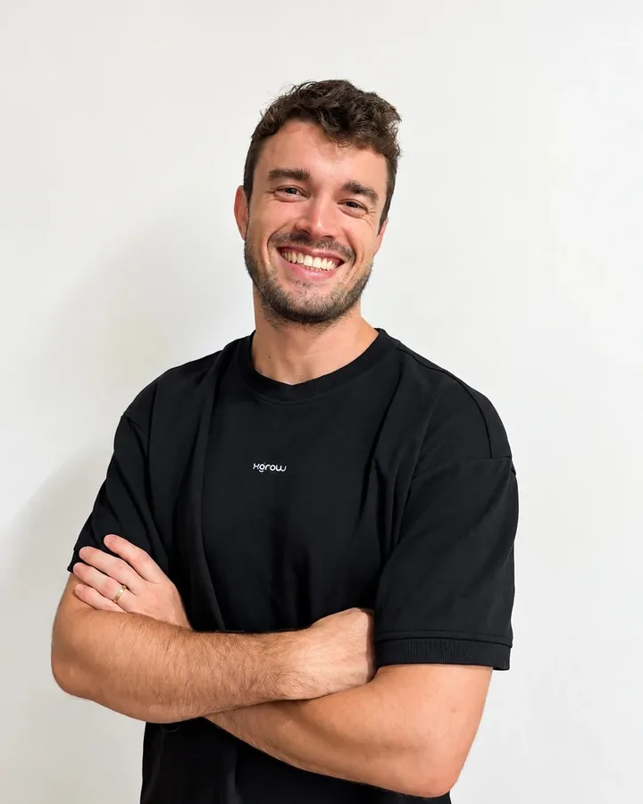 Matheus Bessa, founder of XGROW, smiling in an XGROW t-shirt